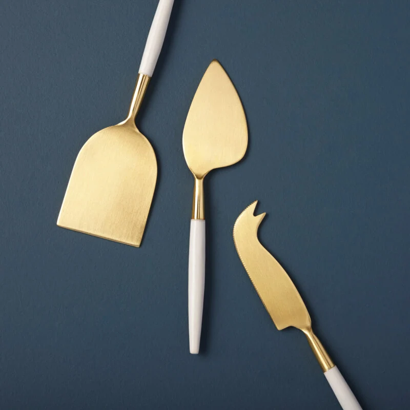Easy-to-Use White Gold Cheese Set Expertly Made