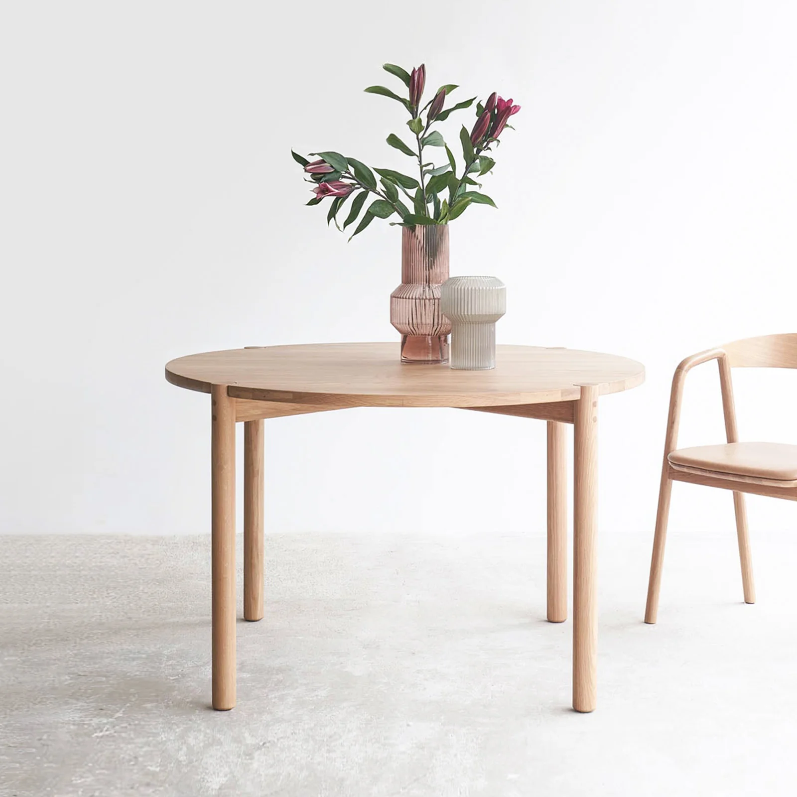 Comfortable Cove Round Dining Table Oak – Natural 120cm Relaxed