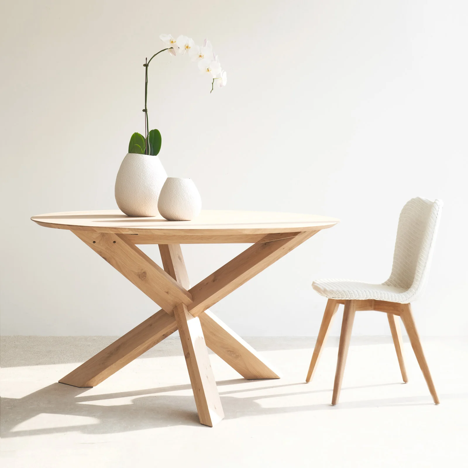 Casual Circle Dining Table Oak Luxury