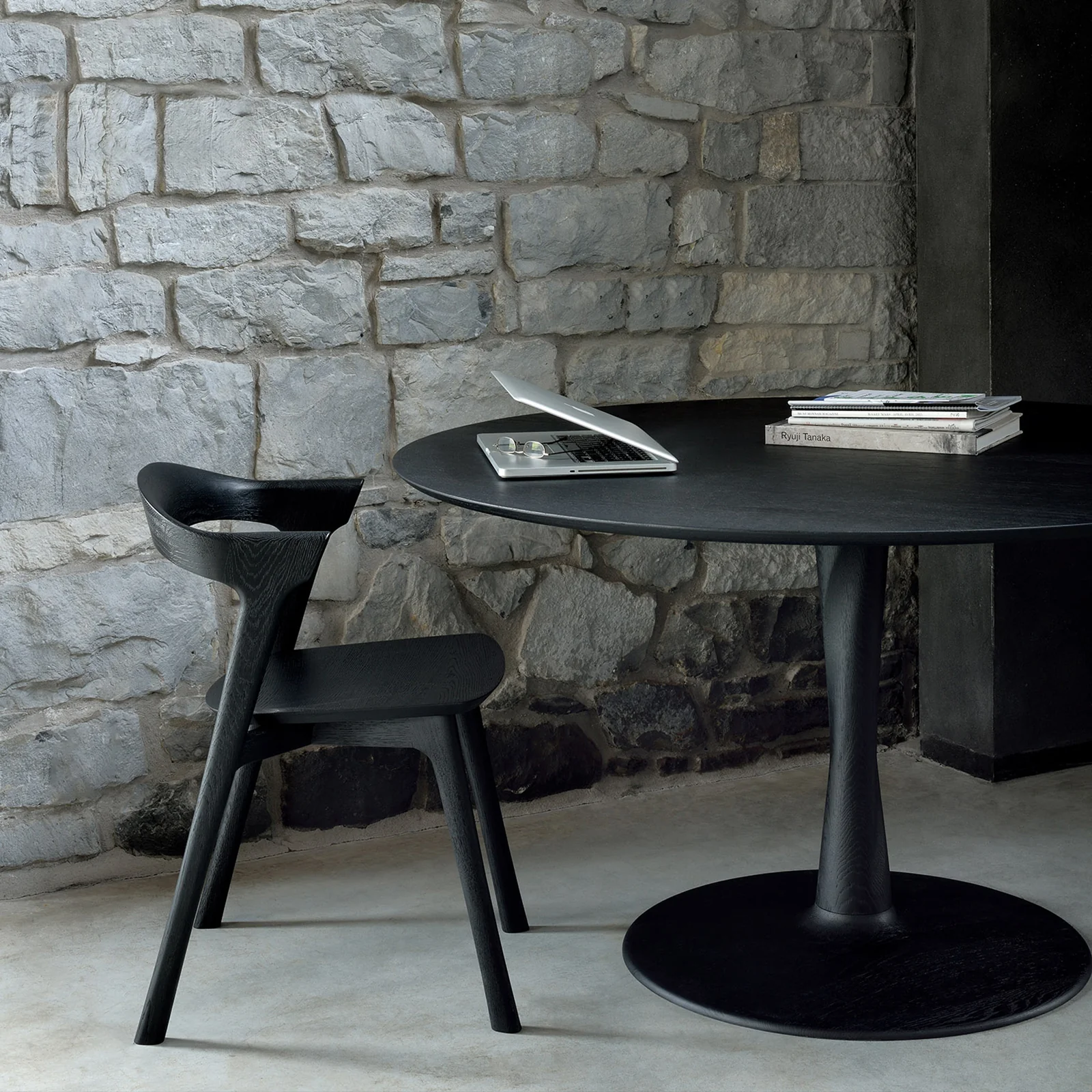 Versatile Torsion Round Dining Table Oak – Black Elite