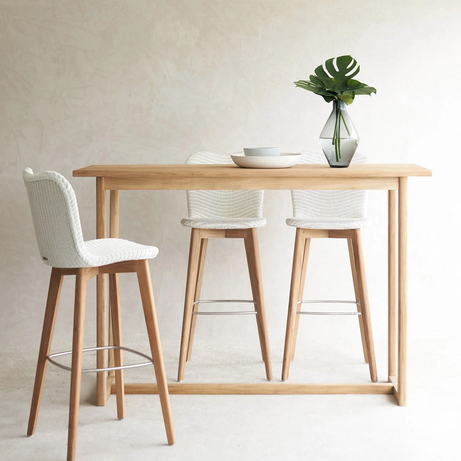 Top-Quality Outdoor Bar Table 160 x 106cm Crafted