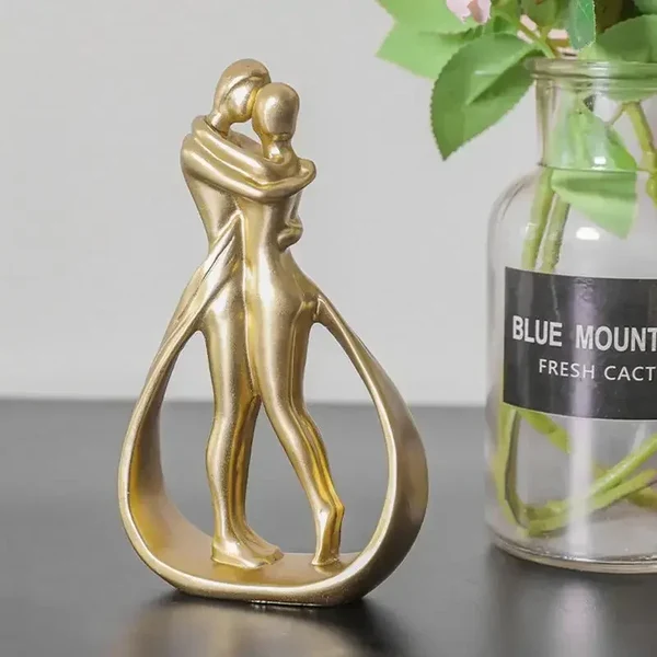Environmentally Friendly Golden Couple Embrace Statue Premium Material