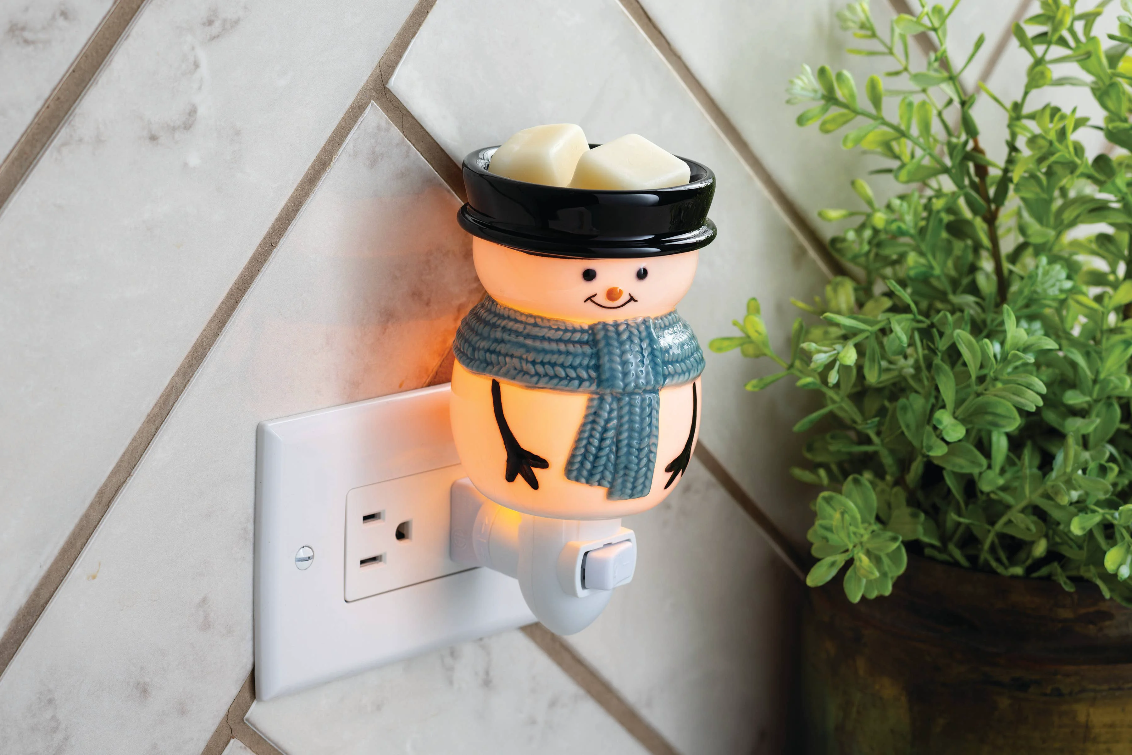 Contemporary Snowy Pluggable Fragrance Warmer Sophisticated