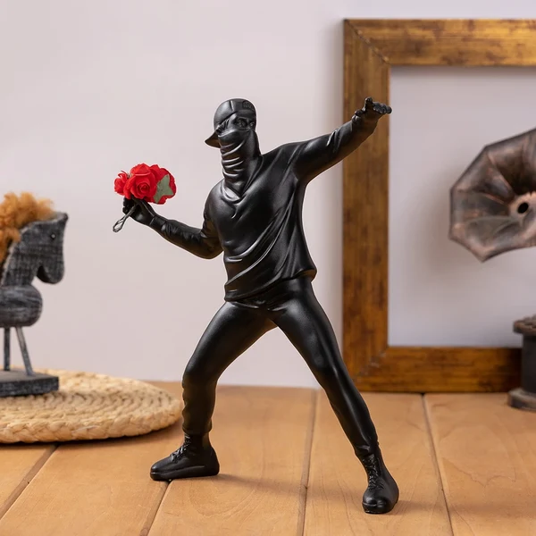 Recyclable Modern Flower Thrower Statue Breathable