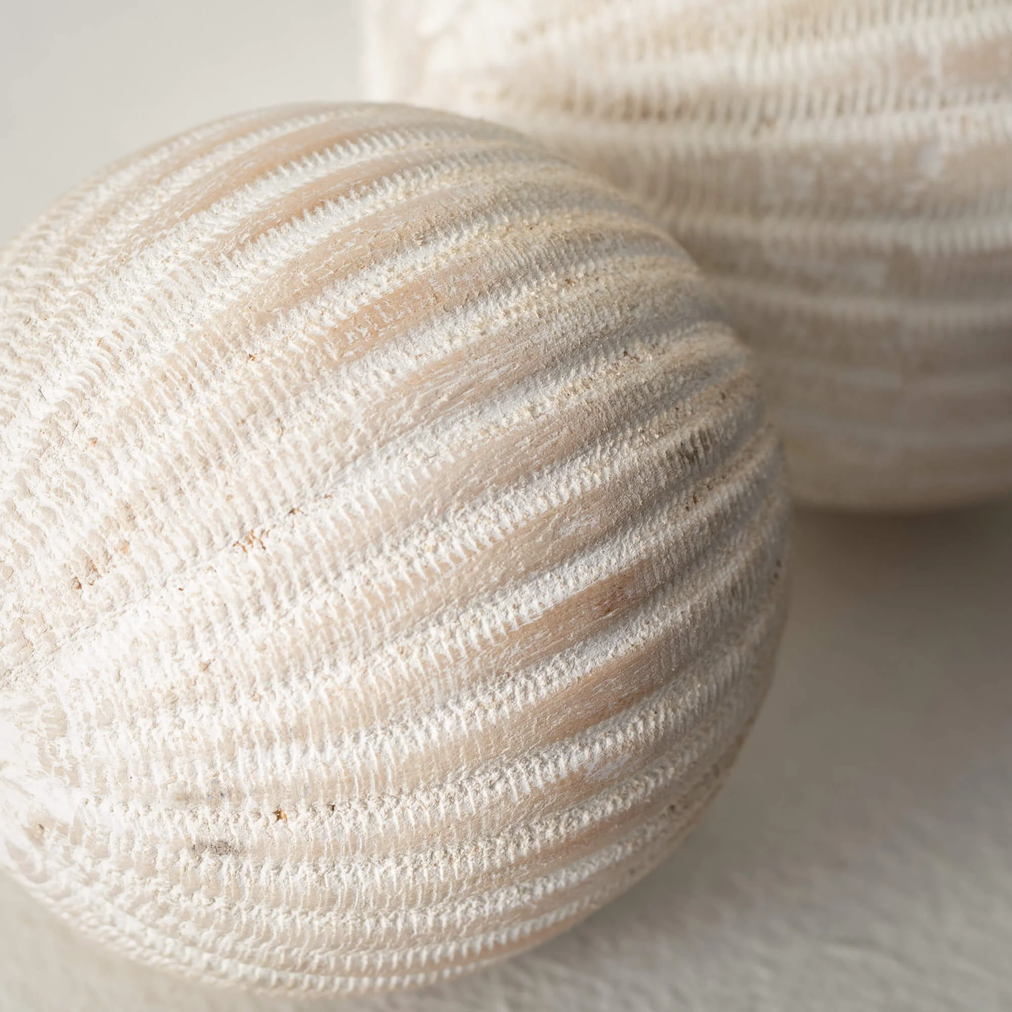 Exclusive White Washed Wooden Ball Décor Soft