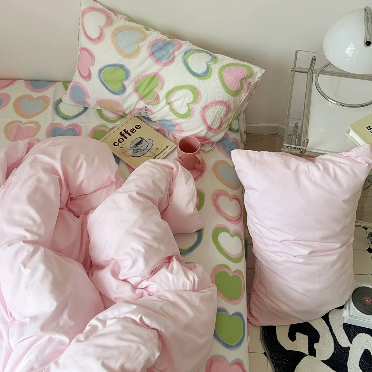 Minimalist Y2K Hearts Bedding Set Expertly Made